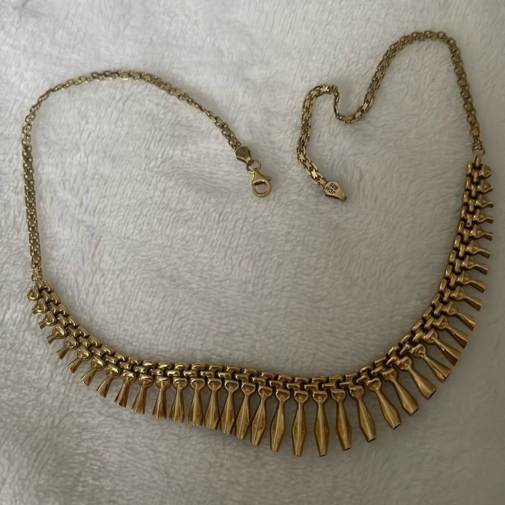 This is a beautiful choker is about 18 inches long is 925. Gold color.